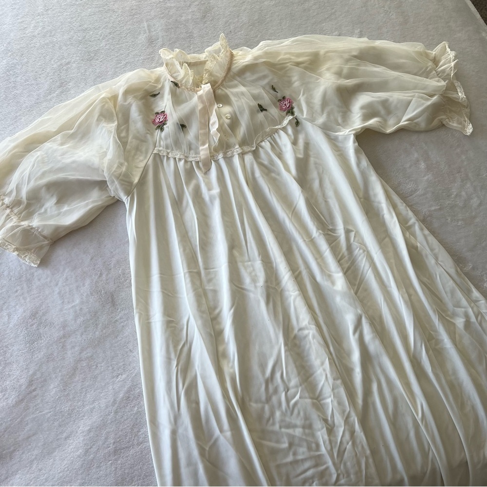 Vintage LAROS Ivory Romantic Robe Pink Rose Appliques